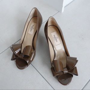 SOLD | Valentino Garavani | Bow Patent Brown Heels